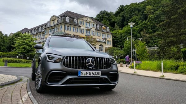 Произвеждан ръчно в Афалтербах по системата "един човек - един двигател", той има алуминиев картер, ковани бутала, специално покритие на цилиндровите глави и буталата за по-ниско триене, и турбо от BorgWarner в средата на V-то. Има и деактивация на цилиндрите за икономия на гориво. Но най-важното е, че върховата версия има 630 коня, 900 нютонметра и вълшебния звук на истински "осмак". 

Произвеждан: 2014 до днес
Работен обем: 3982 куб. см
Мощност: до 630 конски сили